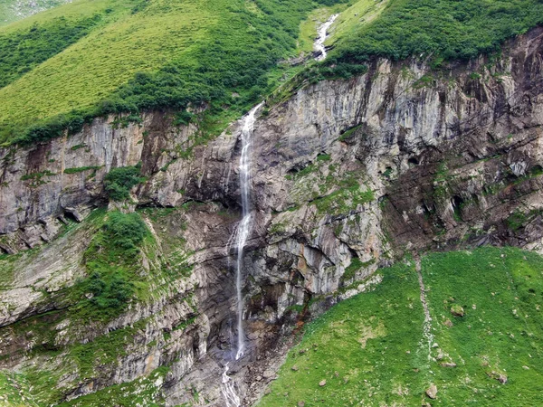 瑞士格拉鲁斯州的高山山谷的瀑布 — 图库照片