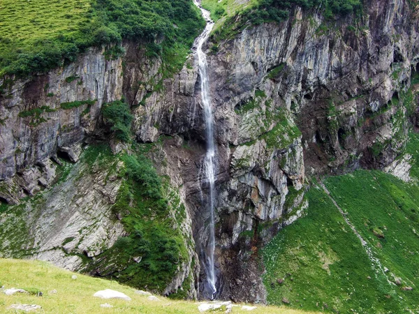Καταρράκτης Wannenbachfall Την Αλπική Κοιλάδα Του Λοχ Καντόνι Της Glarus — Φωτογραφία Αρχείου