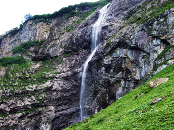 Wodospad Wannenbachfall Alpejskiej Dolinie Loch Kantonie Glarus Szwajcaria — Zdjęcie stockowe