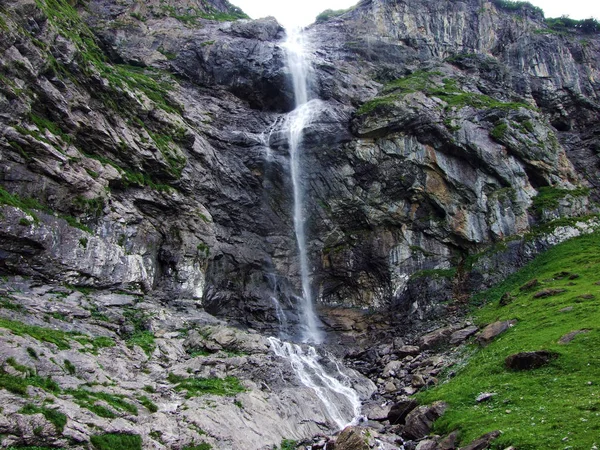 Vodopád Wannenbachfall Alpském Údolí Jezero Kanton Glarus Švýcarsko — Stock fotografie