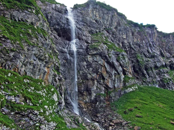 Wodospad Wannenbachfall Alpejskiej Dolinie Loch Kantonie Glarus Szwajcaria — Zdjęcie stockowe