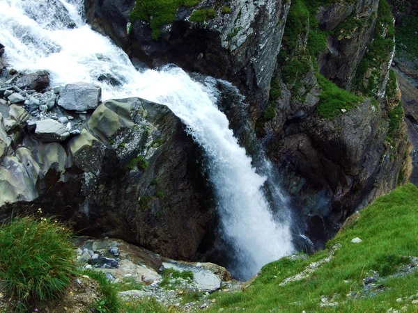 Wodospad Unterer Jetzbachfall Alpejskiej Dolinie Loch Kantonie Glarus Szwajcaria — Zdjęcie stockowe