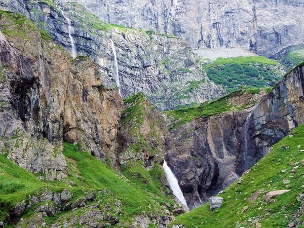 Unterer Jetbachfall Loch 瑞士格拉鲁斯州的高山山谷 — 图库照片