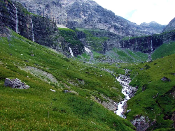 位于格拉鲁斯阿尔卑斯山山脉的林湖高山谷 瑞士格拉鲁斯州 — 图库照片