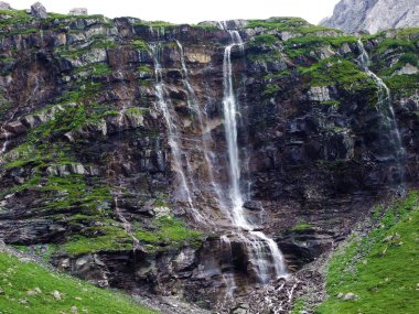 Şelale Oberer Jetzbachfall içinde Alp Vadisi, Im Loch - Canton Glarus, İsviçre
