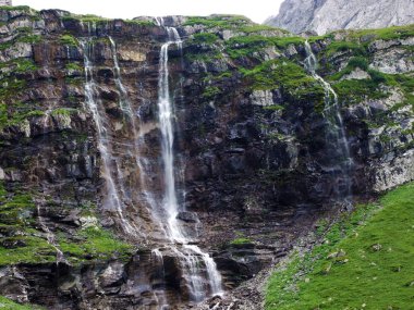 Şelale Oberer Jetzbachfall içinde Alp Vadisi, Im Loch - Canton Glarus, İsviçre