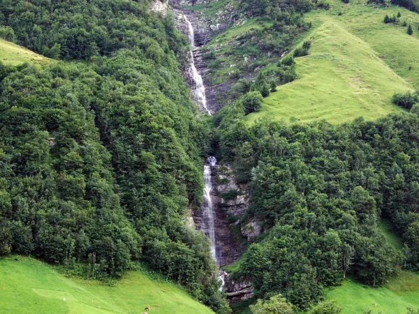 Wodospad Laubenfall Alpejskiej Dolinie Sernftal Lub Wasserflle Laubenfalle Kantonie Glarus — Zdjęcie stockowe