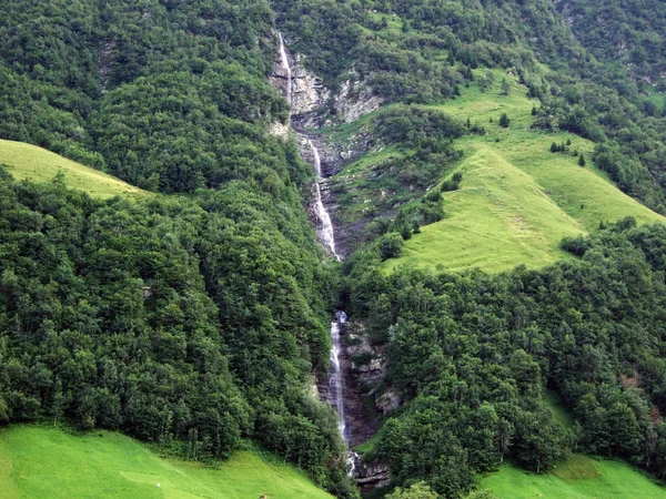 Cascada Laubenfall Valle Alpino Sernftal Wasserflle Laubenfalle Cantón Glarus Suiza —  Fotos de Stock