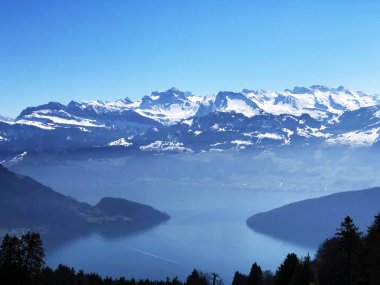 Dört kanton Gölü (Vierwaldstatersee) ve İsviçre Alpleri'nin görünümünde arka plandan Rigi dağ - Canton, Lucerne, İsviçre (Kanton Luzern, Schweiz)
