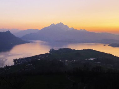 Güzel gün batımı göl Lucerne (Vierwaldstattersee) ve Kussnachtersee Gölü'nden Rigi dağ - Canton, Lucerne, İsviçre üzerinden bir görünümünü