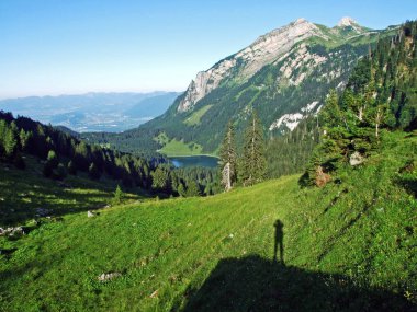 Dağ tepe Margelchopf Voralpsee Gölü ve Alviergruppe dağ silsilesi - Canton St. Gallen, İsviçre