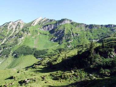 Dağ doruklarına Forenchopf ya da Foerenchopf ve Hochst ya da Höchst yukarıda Voralpsee Gölü ve Alviergruppe dağ silsilesi - Canton St. Gallen, İsviçre