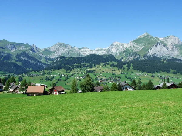 Architecture Rurale Traditionnelle Élevages Sur Les Pentes Chaîne Montagnes Alviergruppe — Photo