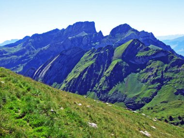 Alp zirveleri ve Alviergruppe Sıradağları 'nın kayalık manzarası-St. Gallen Kantonu, Isviçre
