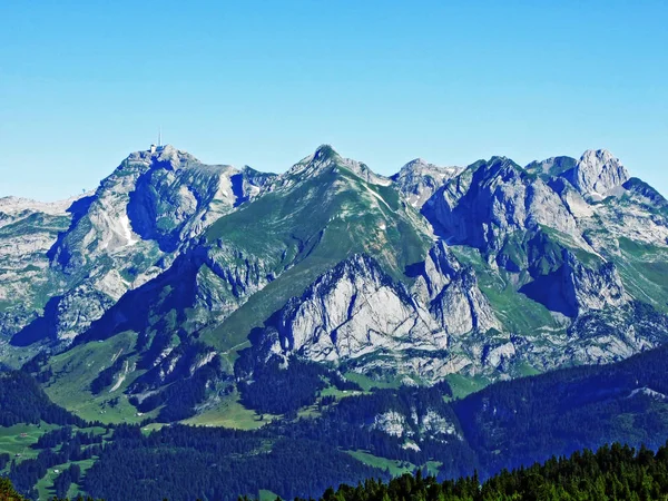 Alpstein Sıradağları 'nın alp zirveleri ve kayalık manzarası-St. Gallen Kantonu, Isviçre