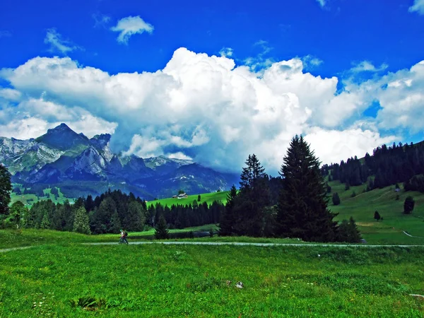 Lindas Nuvens Acima Maciço Montanhoso Alpino Alpstein Vale Rio Thur — Fotografia de Stock