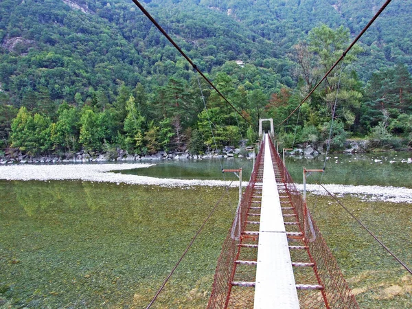 马吉亚河 魔谷或瓦勒马基亚 瓦勒马吉亚 上空的行人吊桥 提契诺州 — 图库照片