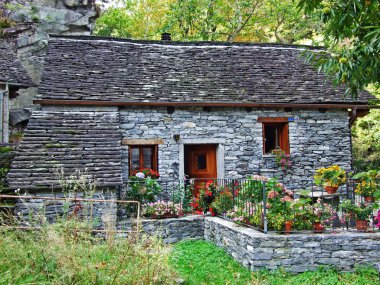 Magic Valley veya Valle di Magia 'da (Valle Maggia) tipik bir eski geleneksel mimari-Ticino, Isviçre