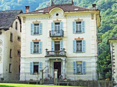 Magic Valley veya Valle di Magia 'da (Valle Maggia) tipik bir eski geleneksel mimari-Ticino, Isviçre