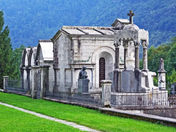 Ein Friedhof Der Nähe Der Kirche Someo Magisches Tal Oder — Stockfoto