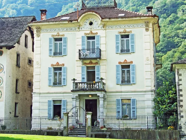 Magic Valley veya Valle di Magia 'da (Valle Maggia) tipik bir eski geleneksel mimari-Ticino, Isviçre