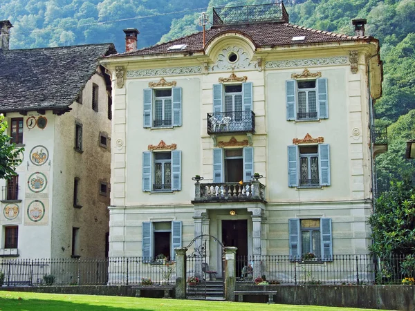 Magic Valley veya Valle di Magia 'da (Valle Maggia) tipik bir eski geleneksel mimari-Ticino, Isviçre