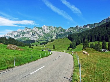 Alpstein Sıradağları Alpine Landscape ve kayalık doruklarına-St. Gallen Kantonu, Isviçre