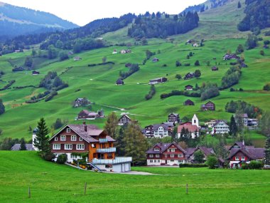 Obertoggenburg bölgesindeki tipik bir dağ köyünün geleneksel mimarisi, Stein-St. Gallen Kantonu, Isviçre