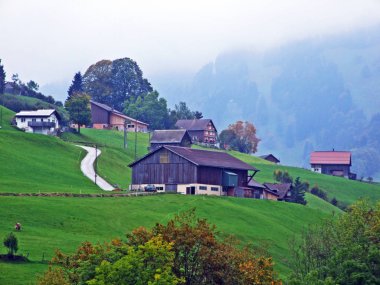 Obertoggenburg bölgesindeki tipik bir dağ köyünün geleneksel mimarisi, Stein-St. Gallen Kantonu, Isviçre