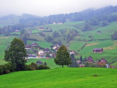 Obertoggenburg bölgesindeki tipik bir dağ köyünün geleneksel mimarisi, Stein-St. Gallen Kantonu, Isviçre