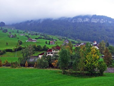 Obertoggenburg bölgesindeki tipik bir dağ köyünün geleneksel mimarisi, Stein-St. Gallen Kantonu, Isviçre