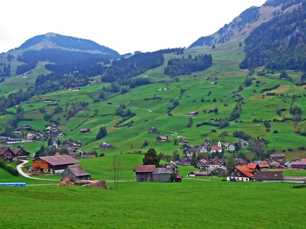 Arquitetura Tradicional Uma Típica Aldeia Montanhosa Região Obertoggenburg Stein Cantão — Fotografia de Stock