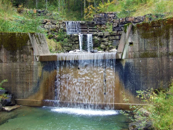 Cascades Mesterséges Vízesések Alpesi Patak Durrenbach Steini Település Obertoggenburg Régióban — Stock Fotó