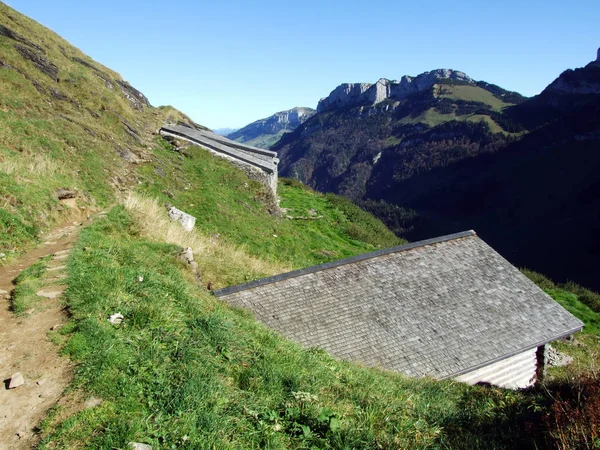 在阿彭策勒兰地区和阿尔普施泰因山脉拥有牲畜养殖场的乡村传统建筑 瑞士阿彭策尔内霍登州 — 图库照片