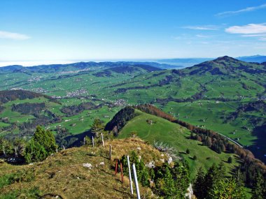 Alpstein sıradağlarındaki Ebenalp tepesinden ve Appenzellerland bölgesinde manzara - Appenzell Innerrhoden Kantonu (Ai), İsviçre