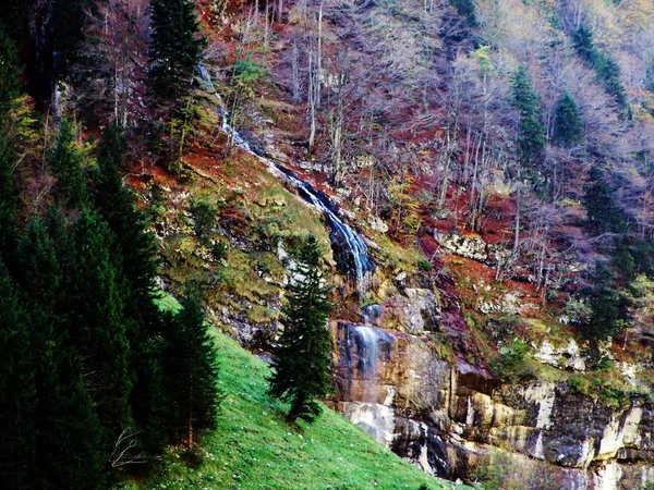 Сезонные Водопады Горном Хребте Альпштайн Регионе Аппенцеллерланд Кантон Аппенцелль Иннерроден — стоковое фото