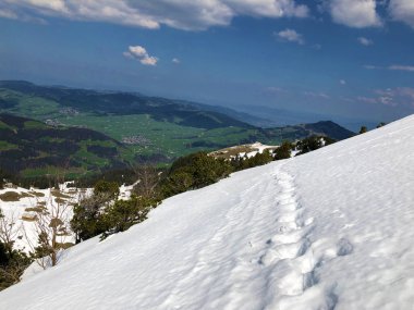 Alpstein sıradağları ve Appenzellerland bölgesinde ilkbaharın başlarında kar örtüsü - Appenzell Innerrhoden Kantonu (Ai), İsviçre