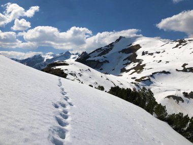 Alpstein sıradağları ve Appenzellerland bölgesinde ilkbaharın başlarında kar örtüsü - Appenzell Innerrhoden Kantonu (Ai), İsviçre