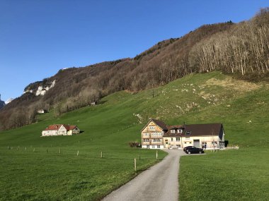 Appenzellerland bölgesinde ve Alpstein sıradağlarında hayvan çiftlikleri ile kırsal geleneksel mimari - Appenzell Innerrhoden Kantonu (Ai), İsviçre