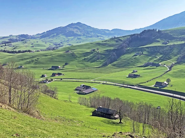 アッベンツェラーランド地域とアルプシュタイン山脈に家畜農場を持つ農村の伝統的な建築 アッベンツェル インナーローデン の広州 スイス — ストック写真