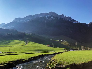 Appenzellerland bölgesinde Alp deresi Schwendebach ve Alpstein sıradağlarının yamaçlarında - Appenzell Innerrhoden Kantonu (Ai), İsviçre