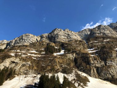 Alpstein sıradağlarının alp manzarası ve kayalık zirveleri - Appenzell Innerrhoden Kantonu (Ai), İsviçre