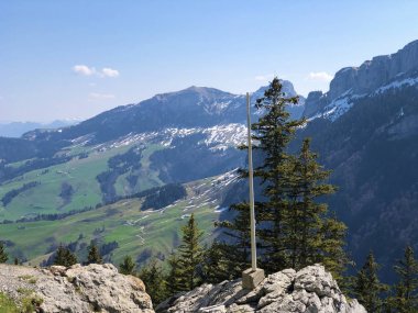 Alpstein sıradağlarının alp manzarası ve kayalık zirveleri - Appenzell Innerrhoden Kantonu (Ai), İsviçre