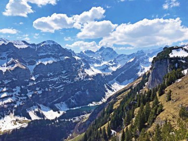 Alpstein sıradağlarının alp manzarası ve kayalık zirveleri - Appenzell Innerrhoden Kantonu (Ai), İsviçre