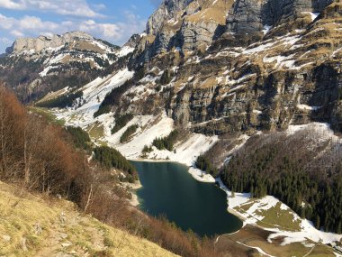 Alpstein sıradağlarında ve Appenzellerland bölgesinde Bulunan Seealpsee Alp Gölü - Appenzell Innerrhoden Kantonu (Ai), İsviçre