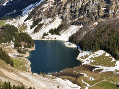 Alpstein sıradağlarında ve Appenzellerland bölgesinde Bulunan Seealpsee Alp Gölü - Appenzell Innerrhoden Kantonu (Ai), İsviçre