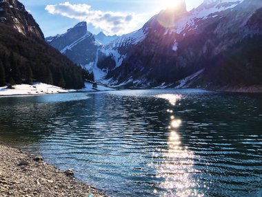 Alpstein sıradağlarında ve Appenzellerland bölgesinde Bulunan Seealpsee Alp Gölü - Appenzell Innerrhoden Kantonu (Ai), İsviçre