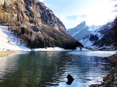 Alpstein sıradağlarında ve Appenzellerland bölgesinde Bulunan Seealpsee Alp Gölü - Appenzell Innerrhoden Kantonu (Ai), İsviçre