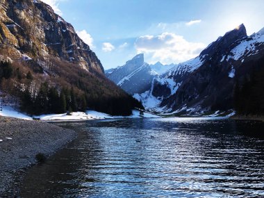 Alpstein sıradağlarında ve Appenzellerland bölgesinde Bulunan Seealpsee Alp Gölü - Appenzell Innerrhoden Kantonu (Ai), İsviçre