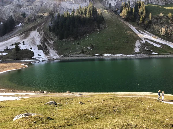 Lago Alpino Seealpsee Nella Catena Montuosa Alpstein Nella Regione Appenzellerland — Foto Stock